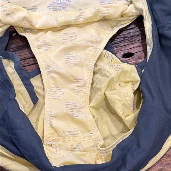 Women's Athletic Shorts in Yellow and Gray large like new - Picture 4 of 5